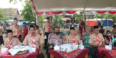 SEMANGAT: Ketua DPRD Demak, Sri Fahrudin Bisri Slamet (kedua dari kanan) selaku Ketua Kwarcab Demak saat menghadiri pembukaan Jambore Ranting (Jamran) Kwartir Ranting (Kwarran) Karanganyar tahun 2022 pada beberapa waktu lalu. (Tomi Budianto/Lingkar.co)