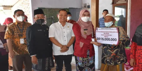 MENYERAHKAN: Ketua DPRD Kabupaten Demak, Sri Fahrudin Bisri Slamet (ketiga dari kiri) mendampingi Bupati Eisti’anah (kedua dari kanan) secara simbolis menyerahkan bantuan RTLH di Balai Desa Karangsono, Kecamatan Mranggen pada Rabu, 28 September 2022. (Dok. Pemkab Demak/Lingkar.co)
