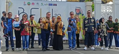 bupati Blora Arief Rohman bersama jajarannya pragakan busana batik di Blora Fashion Week (BFW). HMS/LINGKAR.CO/LILIK YULIANTORO