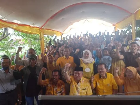 Anggota DPRD Provinsi Jawa Tengah Padmasari Mestikajati bersama kader Partai Golkar Kecamatan Jiken Kabupaten Blora dan Ketua DPD Golkar Blora Siswanto. LILIK/LINGKAR.CO