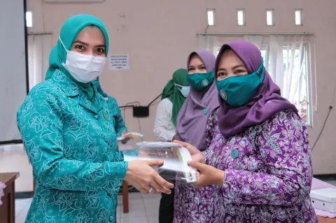 KAMPANY 3M: Wakil Ketua I TP PKK Kabupaten Kudus, Hj. Mawar Hartopo secara simbolis membagikan masker dan face shield kepada TP PKK Kecamatan Gebog di Aula Kecamatan Gebog. Kamis (12/11). Kegiatan tersebut merupakan serangkaian Kampanye 3M untuk memperingati HKN yang ke 56. (DOK.LINGKAR.CO)