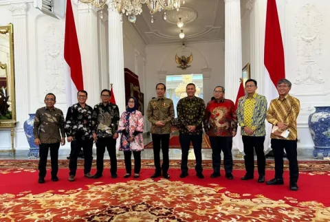 Presiden Jokowi dengan Ketua Dewan Pers, Ninik Rahayu beserta anggota di Istana Negara, Jakarta, Senin (6/2/2023). Foto: Kiriman Dewan Pers