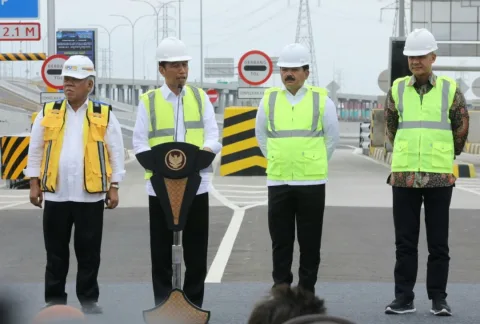 Gubernur Jawa Tengah, Ganjar Pranowo saat mendampingi Presiden Joko Widodo meresmikan Jalan Tol Semarang-Demak Seksi II, Sabtu (25/2/2023). Foto: dokumentasi