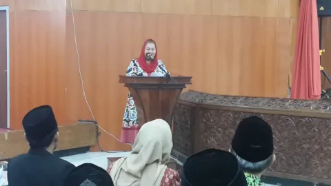 Wali Kota Semarang, Hj. Hevearita G Rahayu saat memberikan sambutan pesan pelantikan Pimpinan Daerah (DPD) Dewan Masjid Indonesia (DMI) Kota Semarang masa khidmat 2023-2028 di Balai Kota Semarang, Kamis (16/3/2023). Foto: Rifqi/Lingkar.co