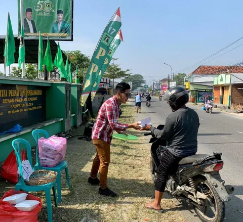 Sekretaris DPC PPP Blora : Alfian Aulia Tsani terilhat bagikan nasi bungkus pada masyarakat di wilayah kantor DPC PPP.