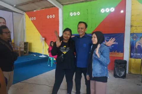 Dr. Atang berfoto bersama