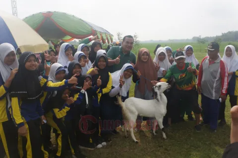 Foto Lilik Yuliantoro Berfoto bersama Bupati Arief Rohman melayani warganya berfoto bersama