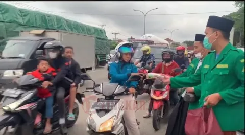 Kader Ansor Banser Kaliwungu Bagikan Takjil Buka Puasa-1