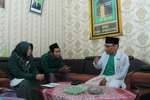 Pimpinan DPC PPP Sragen bertukar pikir dengan pimpinan DPC PPP Kabupaten Semarang saat berkunjung di Kantor DPC PPP Kabupaten Semarang, Jumat 7 April 2023. (Lingkar.co/Nur Seha)