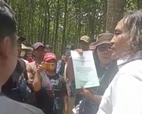 Petugas Perhutani Blora saat menyampaikan permohonan maaf kepada para petani hutan. Foto : Lilik Yuliantoro/Lingkar.co