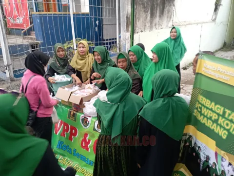 WPP dan GPK Kota Semarang Bagi-Bagi Takjil di depan Kantor DPC Kota Semarang/Foto: Dokumentasi WPP dan GPK