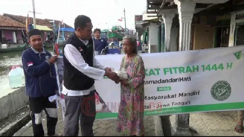 Relawan Dompet Duafa bagikan beras zakat pada janda di Kampung nelayan Nesa Karangsari Kendal/Foto: Wahyudi