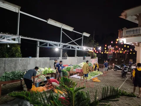 Pemuda Resmuka asal Desa Kalibogor, Sukorejo, Kendal rutin sedekah sayur dan bersihkan masjid. (Lingkar.co/Wahyudi)