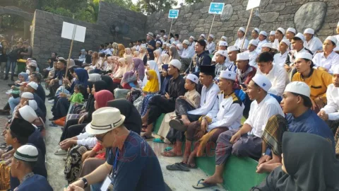 Ikatan Pendukung Acara Pernikahan Semarang (Ipapis) berbagi kebahagiaan dengan adik-adik panti asuhan di Semarang Zoo, Jalan Jenderal Urip Sumoharjo No 1 Semarang, Minggu 16 April 2023. (Lingkar.co/Mickel Wibowo)