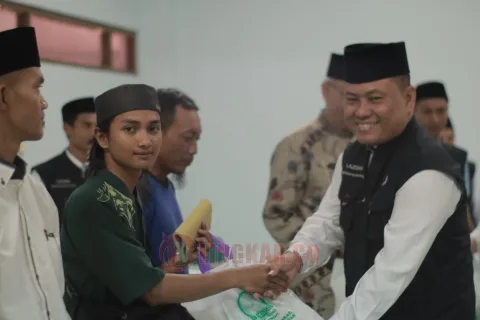Pengurus Lazisma MAJT menyalurkan zakat fitrah ke 181 mustahiq menjelang Lebaran 2023 di gedung Sunan Tembayat, MAJT, Jalan Gajah Raya Semarang, 19 April 2023. (Lingkar.co/dok)