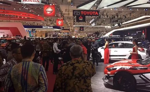 Gelaran pameran dalam rangka promo diskon harga mobil dan motor menjelang tutup tahun 2020. (ANTARA/LINGKAR.CO)