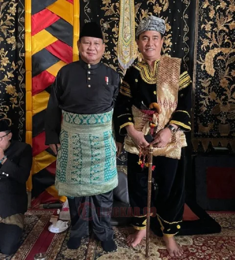 Ketum PBB, Yusril Ihza Mahendra, bersama Ketum Gerindra, Prabowo Subianto, , di Batusangkar, Tanahdatar, Sumatera Barat, Sabtu (29/4/2023). FOTO: Dok. PBB