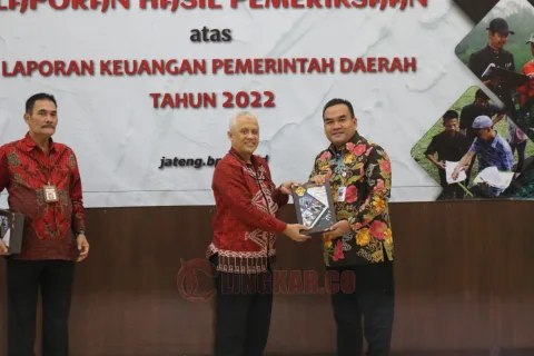 Bupati Blora Arief Rohman saat menerima penghargaan Opini WTP dari BPK. HUMAS/Lingkar.co