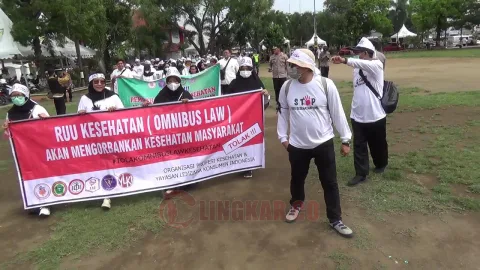 Ratusan Nakes Demo Tolak RUU Kesehatan di depan DPRD Kabupaten Kendal. Foto: Wahyudi