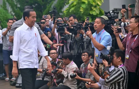 Jurnalis asing kaget, Presiden Jokowi, meninjau media center KTT ke-42 ASEAN di Hotel Bintang Flores, Labuan Bajo, NTT, Selasa (9/5/2023). FOTO: Twitter Setkab