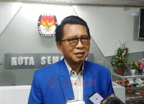 Ketua DPD PAN Kota Semarang, Wachid Nurmiyanto, usai mendaftarkan 50 bacaleg ke KPU Kota Semarang, Jumat (12/5/2023). FOTO: Alan Henry