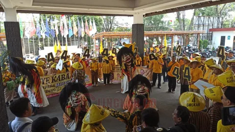 Golkar Jateng menggunakan caping warna kuning dan mengarak 4 barongan macan dari Blora, saat daftar bacaleg di KPU setempat, Sabtu (13/5/2023). FOTO: Alan Henry