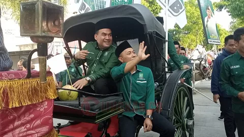 Foto : Bupati Blora Arief Rohman terlihat naik kuda yang didatangkan solo. (Lilik Yuliantoro)