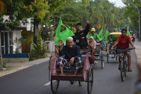 Foto : Nampak Bacaleg partai PPP Blora dengan menaiki becak menuju KPU wilayah setempat (Lilik Yuliantoro).