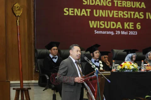 Ketua Yayasan Pembina Ikip Veteran, Ahmad Suudi, saat memberikan sambutan pada Wisuda ke-6 Univet di Hotel Patra Jasa Kota Semarang, Senin (29/5/2023). Nurseha/Lingkar.co