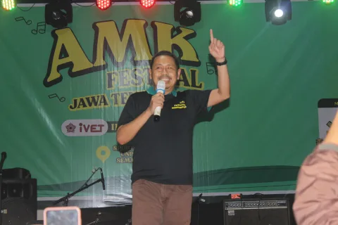Ketua Pembina Yayasan Ikip Veteran, Ahmad Suudi (Lek Suudi) saat memberikan sambutan di AMK Fest x Univet 2023, Jumat (2/6/2023). NURSEHA/LINGKAR.CO