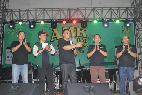Ketum PN AMK Rendhika Harsono (tengah) beserta pengurus AMK Jateng, Ngainirrichadl (paling kanan), Agus Sutisna (paling kiri) dan Ketua Yayasan Pembina Ikip Veteran Ahmad Suudi (dua kanan) di AMK Fest x Univet 2023, Jumat (2/6/2023). NURSEHA/LINGKAR.cO