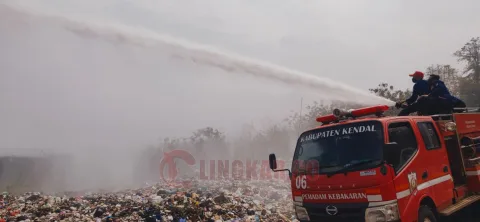 Proses Penyemprotan Eco Enzim di TPA Darupono/Foto: Wahyudi