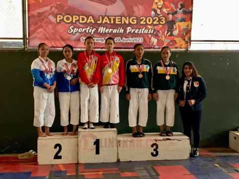 Penyerahan mendali kepada juara cabor Judo POPDA jateng 2023. Sumber foto Humas Popda Jateng