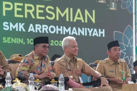 Sekjen DPP PPP H. M. Arwani Thomafi terlihat mesra bersama Gubernur Jawa Tengah Ganjar Pranowo dan Bupati Rembang H. Hafidz. FOTO: Instagram @arwani.thomafi
