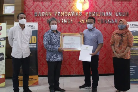 Penyerahan penghargaan kepada Bawaslu Jateng. (ANTARA/LINGKAR.CO)