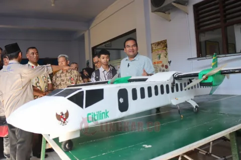 Miniatur pesawat