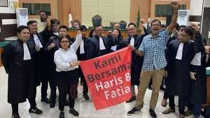 Hariz Azhar dan Fatia Maulidayanti beserta kuasa hukum merayakan putusan bebas. Foto: Istimewa