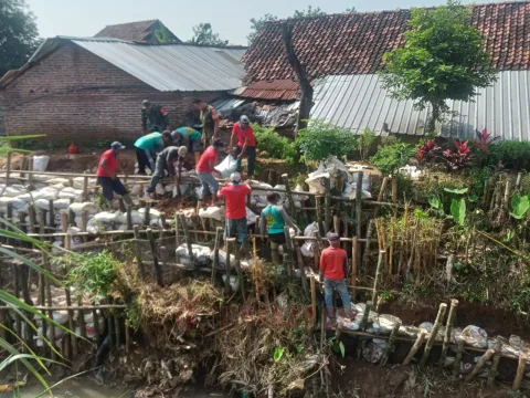 Ilustrasi: Penangaan tanggul sungai di Desa Bulumanis Lor, Margoyoso, Pati yang jebol akibat banjir bandang. Foto: Istimewa