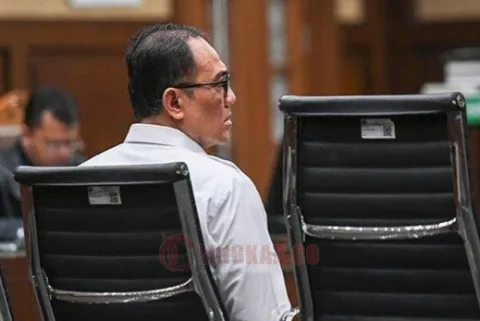 Terdakwa kasus dugaan penerimaan gratifikasi dan TPPU Rafael Alun Trisambodo mendengarkan pembacaan putusan saat sidang di Pengadilan Tipikor, Jakarta, Senin (8/1). Foto: Antara.