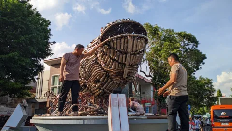 Pemasangan Monumen Bandeng dari knalpot brong. Miftahus Salam/Lingkar.co.