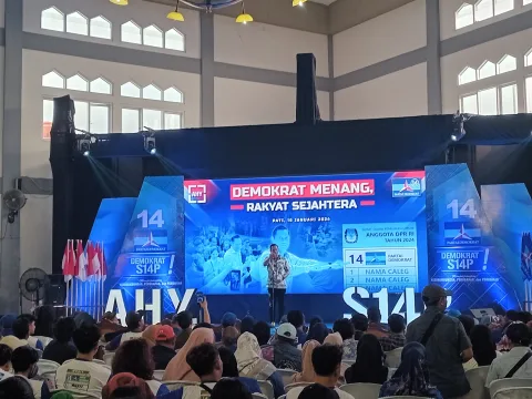 Ketua Umum Partai Demokrat Agus Harimurti Yudhoyono saat menyampaikan pidato politik di Gedung IPHI Kabupaten Pati, Selasa (16/1/2024). Miftahus Salam/Lingkar.co
