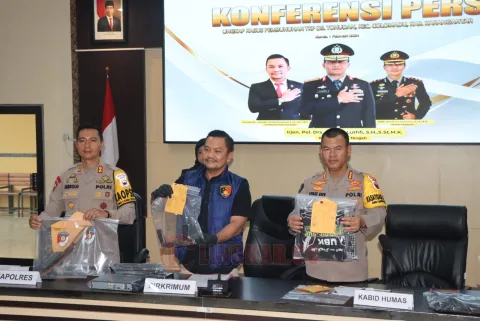 Polisi menunjukkan barang bukti kasus penembakan di Colomadu, Karanganyar. Foto: Dokumentasi.