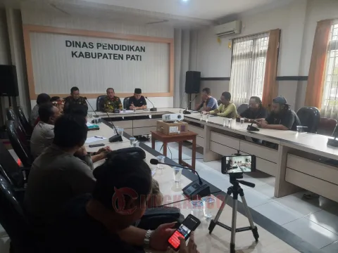 Audiensi warga dengan Disdikbud Pati, Jumat (2/2/2024). Foto: Miftahus Salam/Lingkar.co