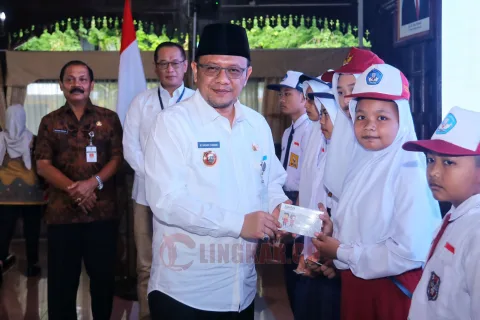 Pj Bupati Kudus Muhamad Hasan Chabibie menyerahkan beasiswa di Pendopo Kabupaten Kudus, Selasa (6/2/2024). Foto: Dokumentasi.