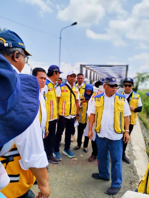 Menteri Pekerjaan Umum dan Perumahan Rakyat (PUPR) Basuki Hadimuljono meninjau langsung pengerjaan Jembatan Kalituntang, Senin (12/2/2024). Foto: Istimewa.