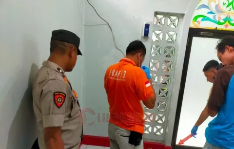 Polsek Kradenan Grobogan melakukan olah TKP di Musala SPBU Kradenan. Foto: Dokumentasi.