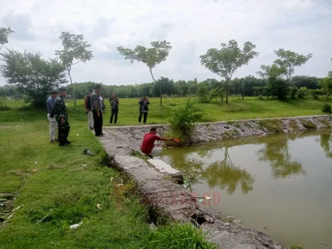 Polisi melakukan olah TKP di Embung Desa Jambon, Kecamatan Pulokulon, Kabupaten Grobogan. Foto: Dokumentasi.