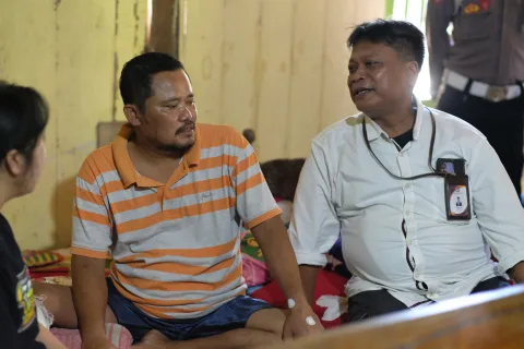 KPU dan Polres Grobogan saat mengunjungi KPPS yang sakit. Foto: Dokumentasi.