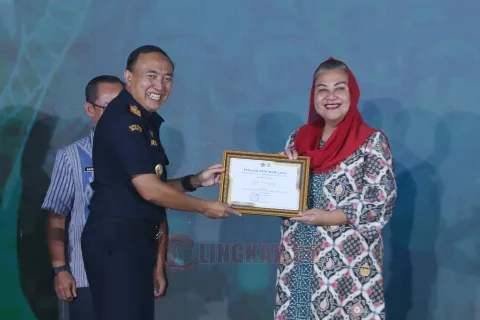 Wali Kota Semarang, Hevearita Gunaryanti Rahayu menerima penghargaan predikat terbaik dalam pengelolaan Dana Bagi Hasil Cukai Hasil Tembakau (DBHCHT) se-Jawa Tengah dari Kepala Kantor Wilayah Bea Cukai Jateng-DIY, Akhmad Rofiq di KPPBC TMP Tanjung Emas Jalan Yos Sudarso Kota Semarang, Selasa (27/2/2024)