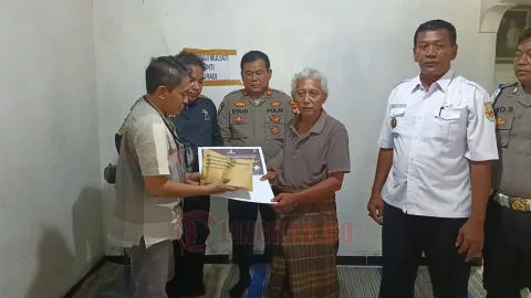 KPU Grobogan mulai menyalurkan santunan kepada keluarga petugas KPPS yang tumbang. Foto: Dokumentasi.